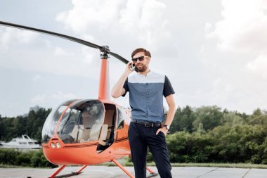 雄心勃勃的人打電話給朋友圖片