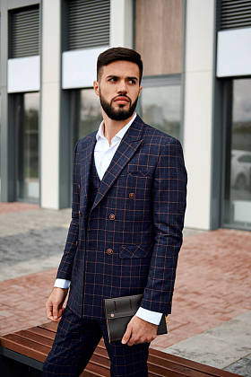 特写, 年轻的商业人与笔记本在手, 城市背景与建筑物