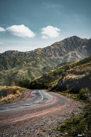 公路街空與綠色哈薩克斯坦草原景