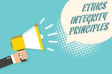 文字書寫的道德操守原則。誠(chéng)實(shí)守信的經(jīng)營(yíng)理念, 有堅(jiān)強(qiáng)的道德人手持?jǐn)U音器揚(yáng)聲器語音氣泡藍(lán)色背景半色調(diào)