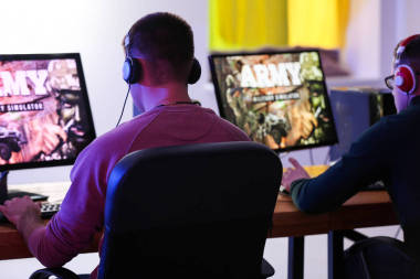 比賽中的年輕人玩電子游戲圖片