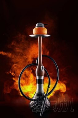 水煙與水果碗與五顏六色的煙霧在水煙酒吧特寫(xiě)。橙色水煙黑色背景黃色煙霧。高分辨率