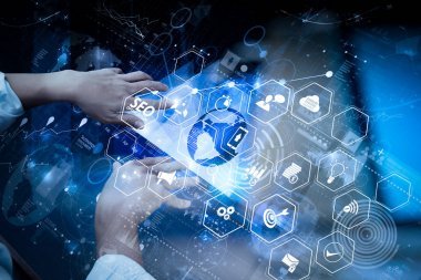 Seo 優(yōu)化網(wǎng)站與移動(dòng)網(wǎng)站和登陸網(wǎng)頁(yè)的虛擬圖。商人手用現(xiàn)代技術(shù)和數(shù)字層效應(yīng)作為企業(yè)戰(zhàn)略理念