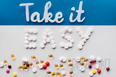 字体的顶部视图在五颜六色的背景下, 用药片在不同的片剂附近容易地