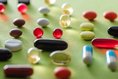 綠色表面排列各種藥丸的選擇性聚焦