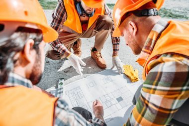 建筑施工計(jì)劃中的硬帽建筑群特寫(xiě)鏡頭