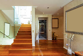 入口与台阶和玻璃, 镶木地板。里面没有人