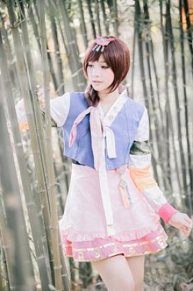 韩国公园韩服装年轻女子的画像和微笑