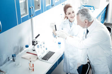 快乐的科学家高兴他们的项目图片