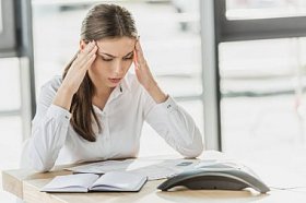 困惑的年轻女商人在办公室做文书工作