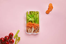 平躺与健康食物安排在食物容器被隔绝在粉红色