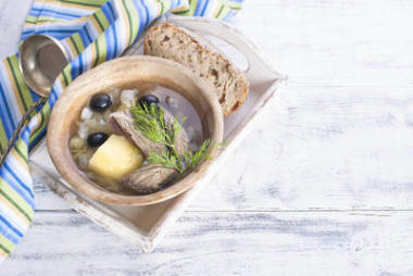 传统的鲜白菜汤和土豆果肉, 在白色背景的木碗里。附近是一个半半的不同颜色