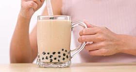 喝泡沫奶茶的妇女