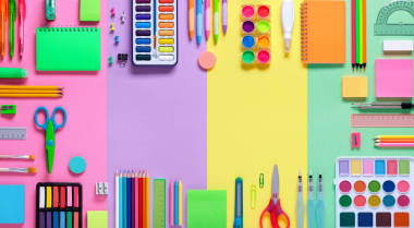 带彩纸背景的学校用