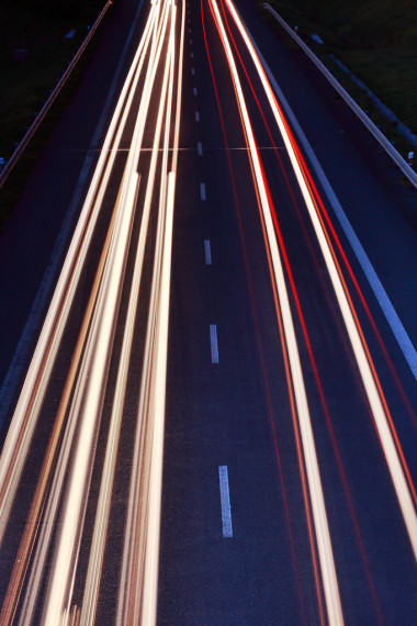 在晚上的公路圖片