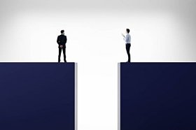 商人站在抽象的背景上, 有差距。风险、挑战和团队理念。3d 渲染