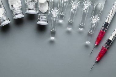 注射醫(yī)學(xué)在灰色桌