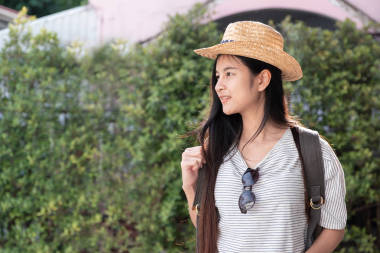 亞洲女子旅行者背包客在城市旅游時尋找街道的路線, 旅途旅