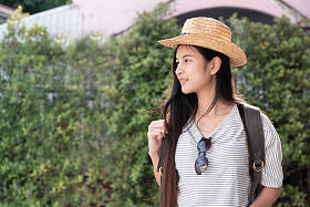 亚洲女子旅行者背包客在城市旅游时寻找街道的路线, 旅途旅