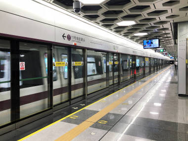 中國, 深圳-18 2018年5月。地鐵機(jī)場站