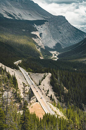 俯瞰冰原公路在班夫 Nationalpark 的大道, 阿尔伯特