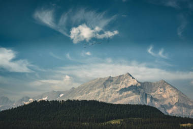 加拿大艾伯塔省洛基山脉班夫国家公园的孤立峰和周围的山脉和森林