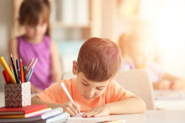 小男孩在课堂上做作业图片