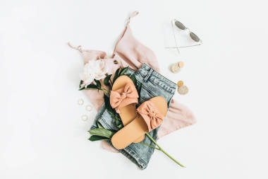 女性時尚背景與白色牡丹花, 拖鞋, 太陽鏡, 耳環(huán), 短褲, t恤衫。平躺, 頂部視圖