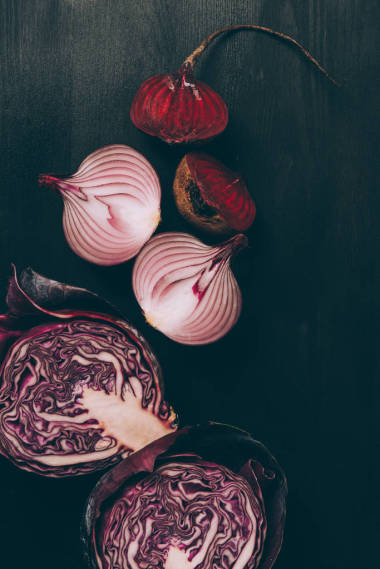 灰色黑表中甜菜根、洋蔥和紅白菜半部分的升高視圖