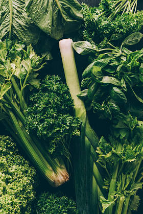 餐桌上的绿色蔬菜和草药的最高视图