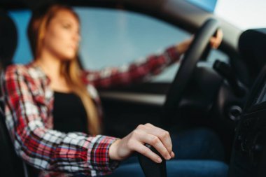 年轻的女人开着车。车内女人, 驾驶汽车概念