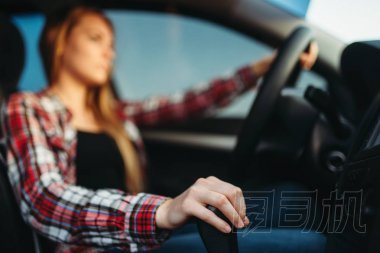 年輕的女人開著車。車內(nèi)女人, 駕駛汽車概念