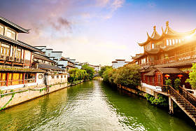 南京孔庙风景名胜区和秦淮河。人们正在参观。位于中国江苏省南京