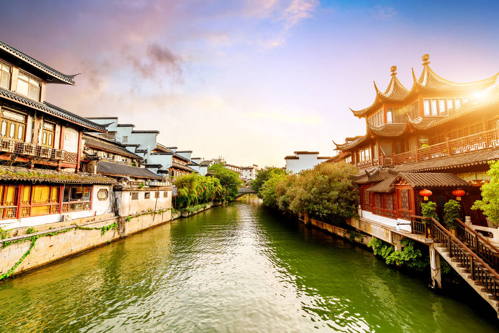 南京孔庙风景名胜区和秦淮河。人们正在参观。位于中国江苏省南京