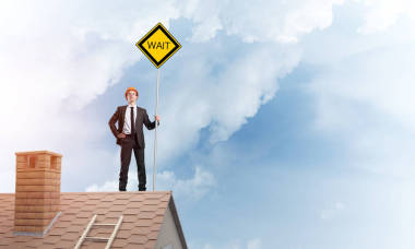 男人穿的衣服，頭盔上棍子舉黃色牌子。混合媒體