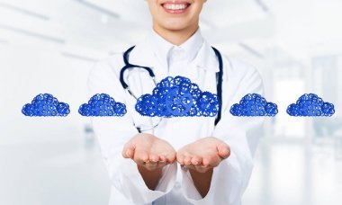 關(guān)閉的女醫(yī)生在棕櫚樹云的齒輪機(jī)構(gòu)舉