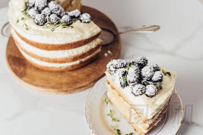 蛋糕服務(wù)器和板上的木制切板上美味的黑莓蛋糕特寫鏡頭