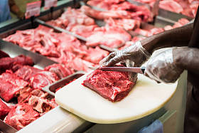 非裔美国男售货员的部分观点超市中生肉的切牛排 