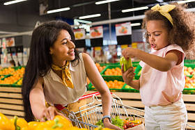 非洲裔美国人妇女与孩子拿着甜椒在杂货店