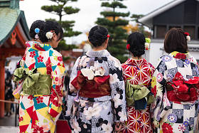 日本京都伏见伊纳里神社日本女孩穿传统和服礼服的后拍