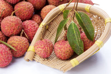 在白色背景上的荔枝果實圖片