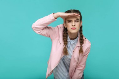 年轻妇女与辫子发型看太远在蓝色背景