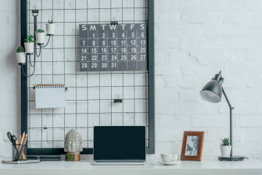 現(xiàn)代辦公桌上有空白屏幕的筆記本電腦