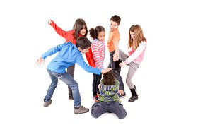 小孩子欺负另一个被白人孤立的孩子