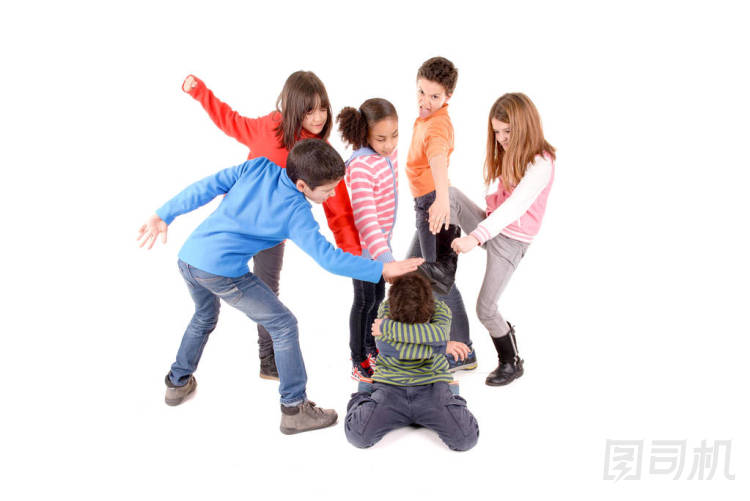 小孩子欺負(fù)另一個被白人孤立的孩子