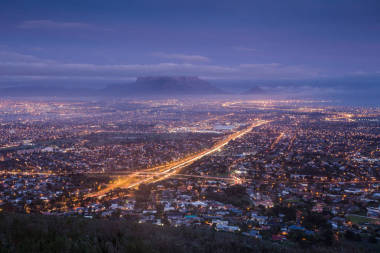 黎明時(shí)分, 南非開(kāi)普敦的城市景觀, 從開(kāi)普敦北郊的 Tygerberg 山上看到