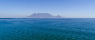 空中看法在桌海湾对桌山图片