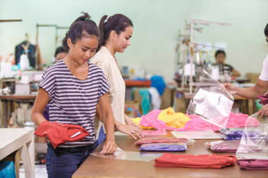 紡織廠工人包裝產(chǎn)