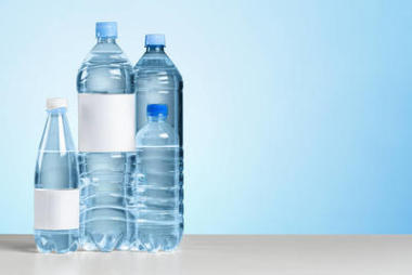 桌上塑料水壺特寫圖照片