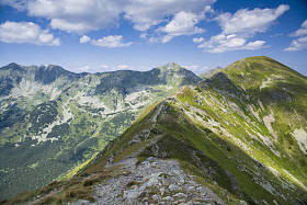 Baraniec 的山路, 是斯洛伐克西部 Tatras 的最高山峰之一。斯洛伐克 Tatra 山美丽的风景在途中到山小屋